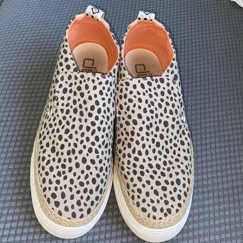 Hey Dudes Size 9